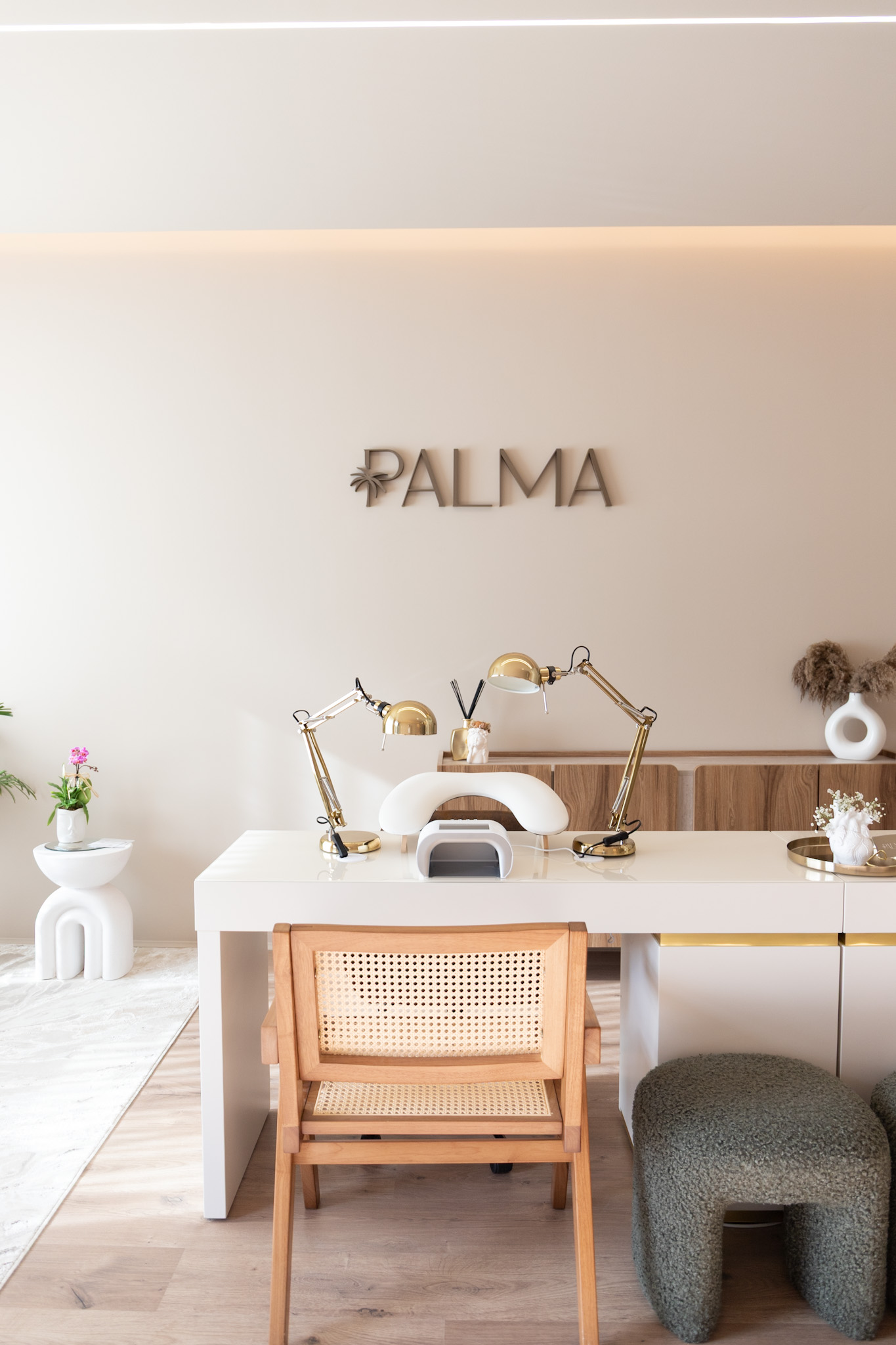 Manicure profissional em ambiente elegante